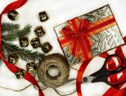 10 Ide Kado Spesial untuk Pacar Wanita yang Pasti Membuatnya Kelepek-kelepek