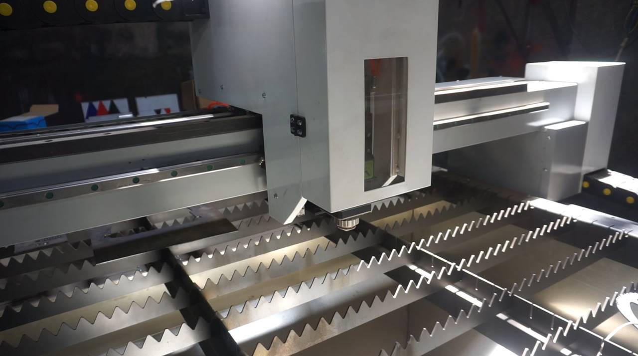 Mesin CNC laser cutting untuk memotong plat besi