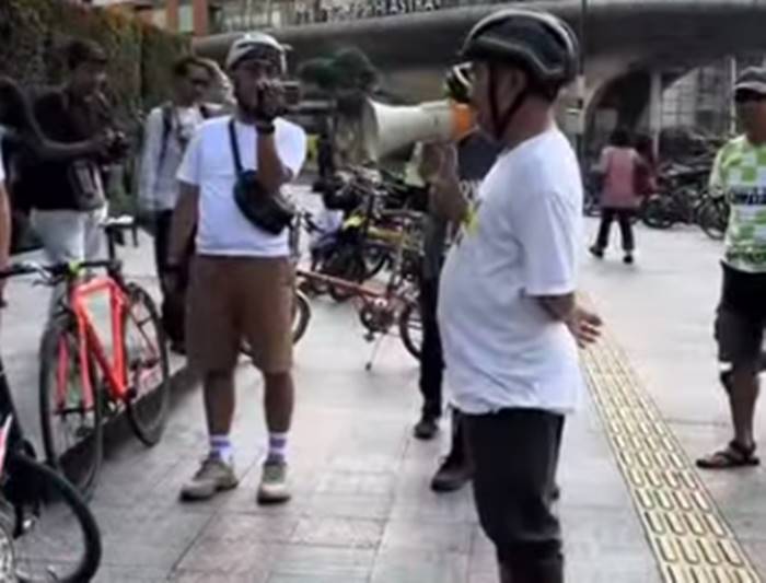 Aksi Tabur Bunga di Depan Kedutaan Jepang Jakarta, Kenang Pesepeda Tewas Akibat Taksi Berhenti Mendadak