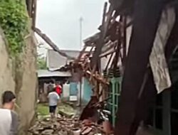 Angin Kencang Rusak Rumah Warga di Kampung Gantungan Desa Jayamekar Padalarang, Bandung Barat Diterpa Cuaca Ekstrem