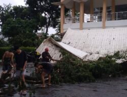 Pohon Tumbang di Depan Masjid Jabal Rahmah, Dua Sepeda Motor Rusak di Komplek GBR 1, Bandung Barat
