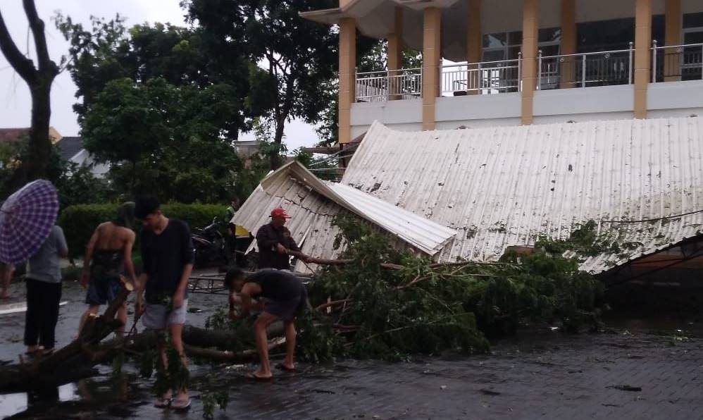 Pohon Tumbang di Depan Masjid Jabal Rahmah, Dua Sepeda Motor Rusak di Komplek GBR 1, Bandung Barat