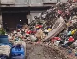 Tumpukan Sampah Menggunung di Pasar Induk Caringin, Bandung: Ancaman Bau Tidak Sedap dan Dampak Lingkungan