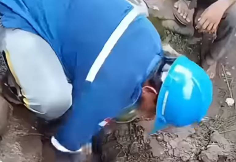 Warga Desa Rowoyoso Pekalongan Heboh dengan Aliran Air Jernih, Ternyata Kebocoran Pipa PDAM