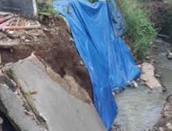 Warga Rancabali Bangun Jembatan Bambu Darurat di Padalarang Pasca Banjir Besar