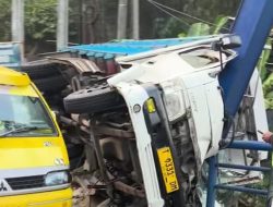 Truk Pengangkut Pakan Ayam Tabrak Pembatas Jembatan Sangiang di Cililin