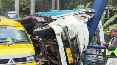 Truk Pengangkut Pakan Ayam Tabrak Pembatas Jembatan Sangiang di Cililin