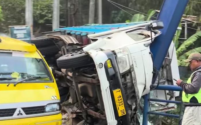 Truk Pengangkut Pakan Ayam Tabrak Pembatas Jembatan Sangiang di Cililin