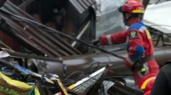 Baliho Setinggi 16 Meter Roboh di Jalan Buahbatu Bandung, Empat Orang Berhasil Dievakuasi