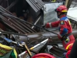 Baliho Setinggi 16 Meter Roboh di Jalan Buahbatu Bandung, Empat Orang Berhasil Dievakuasi