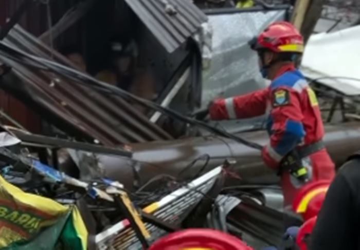 Baliho Setinggi 16 Meter Roboh di Jalan Buahbatu Bandung, Empat Orang Berhasil Dievakuasi