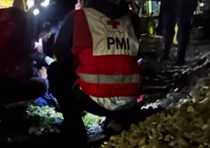 Seorang Pria Tertemper Kereta Api di Maleber Bandung, Dievakuasi ke RSHS
